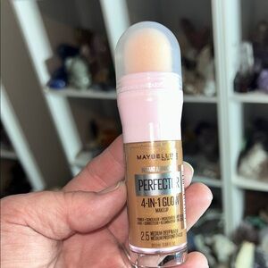 Maybelline 4-in-1 Glow Makeup - Medium-Deep (Golden Beige)